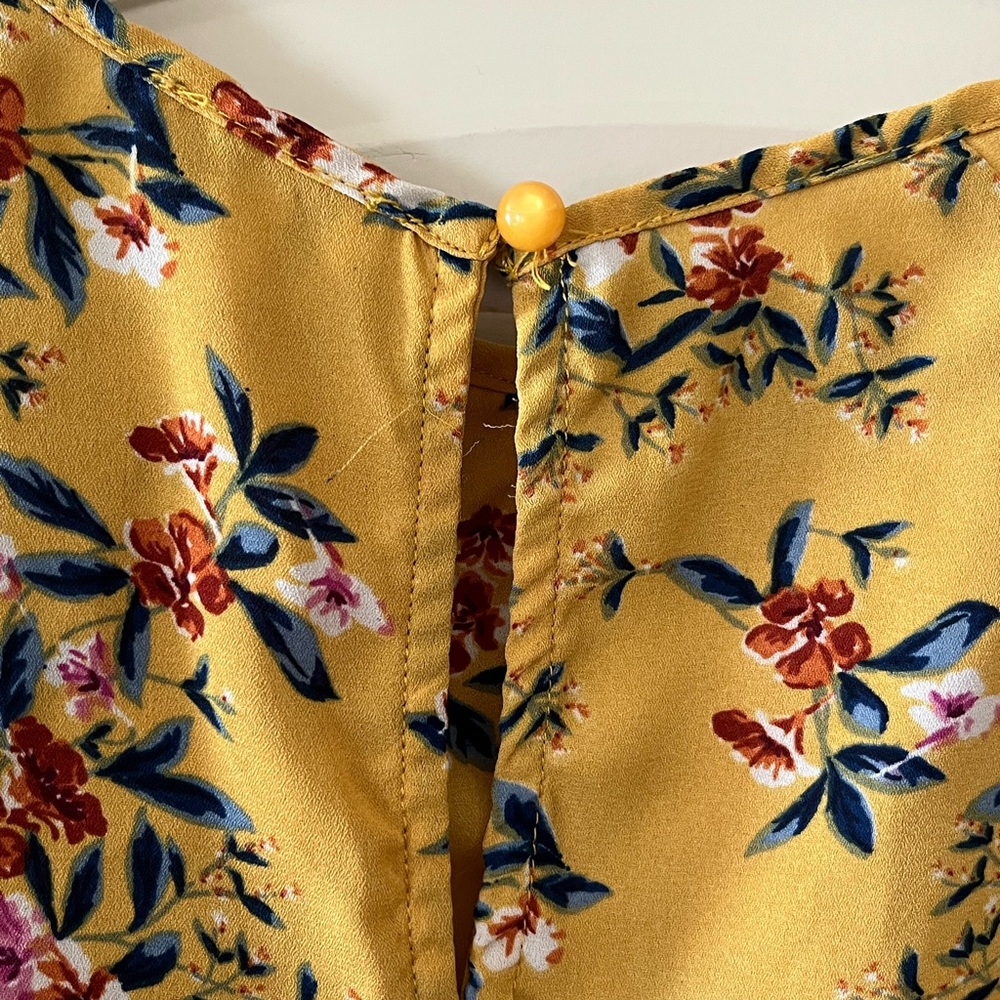 Lily White Yellow Floral Cut Out Blouse Women’s Size XL - Picture 2 of 14